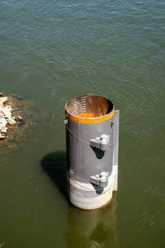 Dalben zeigt niedrigen Wasserstand des Rheins im Rheinauhafen &ndash; K&ouml;ln, Nordrhein-Westfalen, Deutschland