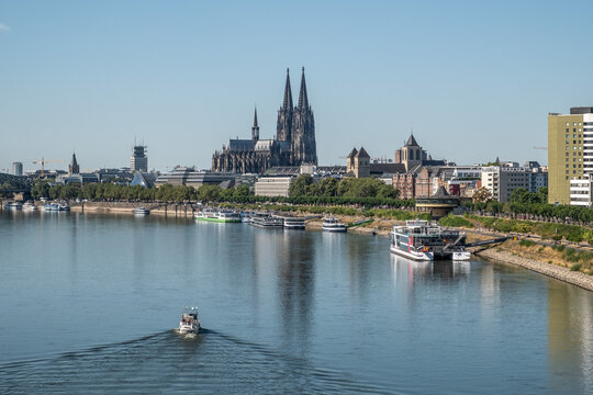 Hitze und niedriger Rheinpegel vor dem K&ouml;lner Dom, K&ouml;ln, Nordrhein-Westfalen, Deutschland