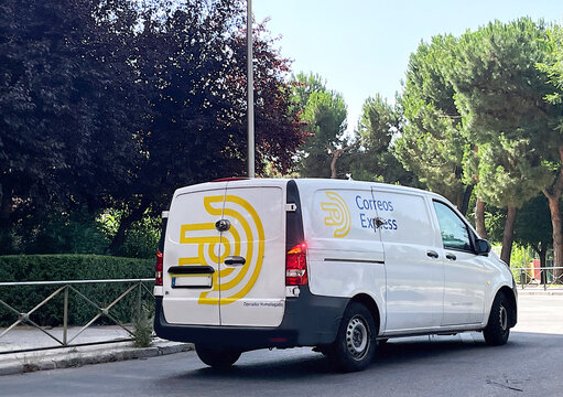 Correos Express furgoneta operador homologado transporte y mensajer&iacute;a urgente reparto de paquetes y cartas