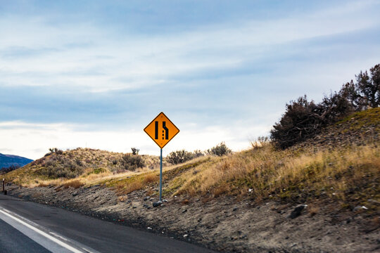 Lane merge traffic sign, highway 28