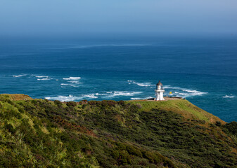 Cape Reinga Leuchtturm, Te Rerenga Wairua, Northland, Neuseeland, Cordyline australis, Phormium tenax, Kuestenlandschaft mit Ozean und Wegweiser © stylefoto24