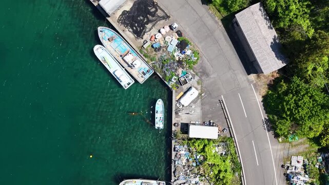 縦型・エコと自然環境を象徴する穏やかな入り江の空撮 / Vertical Aerial of Peaceful Cove Symbolizing Eco and Nature