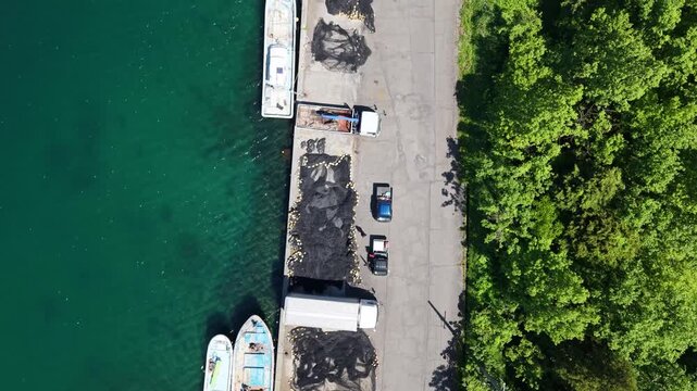 海と湖が交わる絶景のドローン俯瞰（縦型素材） / Vertical Drone Bird's-eye View of Stunning Ocean and Lake Intersection