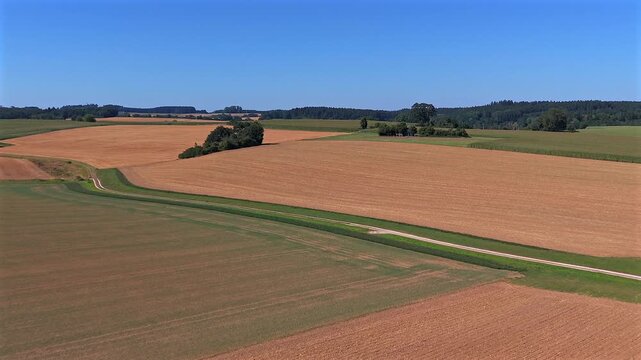 Abgeerntetes Getreidefeld, Stoppelfeld, Sommer, Trockenheit, Klimawandel, Luftaufname, Drohnenaufnahme, Landschaft, Bayern, Deutschland