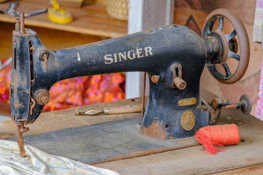 Hannover,Deutschland - 22.07.2026 Historische SINGER N&auml;hmaschine mit Gebrauchsspuren