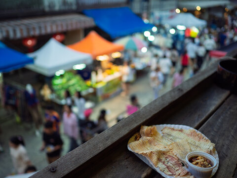 Kad Kong Ta Walking Street is a popular evening market in the heart of Lampang, beloved by both locals and tourists alike for its unique atmosphere and distinctive local products