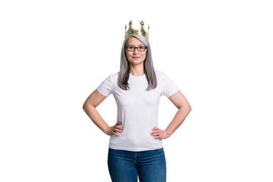 Photo of stunning adorable senior lady wear casual outfit eyeglasses gold crown arms hands waist isolated grey color background