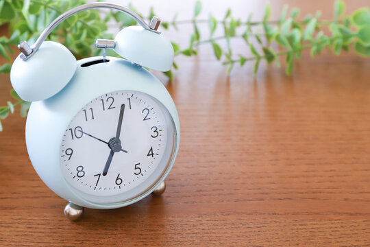朝7時を示す目覚まし時計　時間イメージ