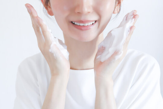 洗顔をする女性　スキンケアイメージ