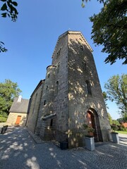 Blick auf die evangelische Kirche von Bausenhagen, einem Ortsteil der Stadt Fröndenberg an der Ruhr  © Pixel62