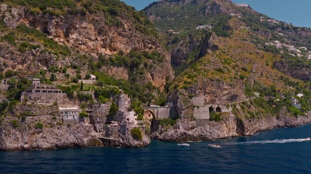 Volo spettacolare sul Fiordo di Furore dal lato mare, paesaggio mozzafiato Patrimonio UNESCO nel Sud Italia.