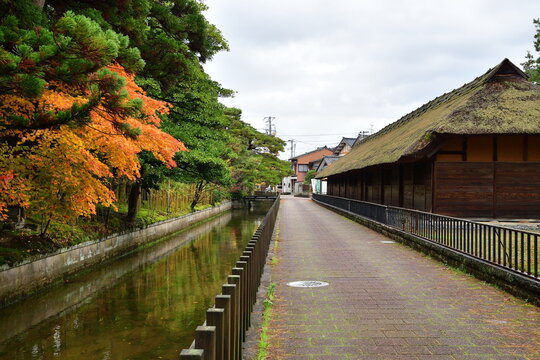 清水園と足軽長屋の紅葉（新潟県新発田市）