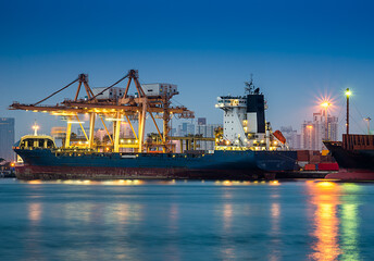 Naklejka premium Reliable Night Port Cargo Operations with Container Ship and Heavy Crane for Global Freight Transportation