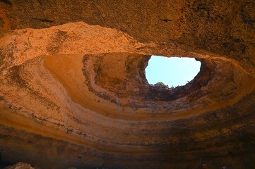 Höhle an der Küste bei Carvalho an der Algarve © Fotolyse