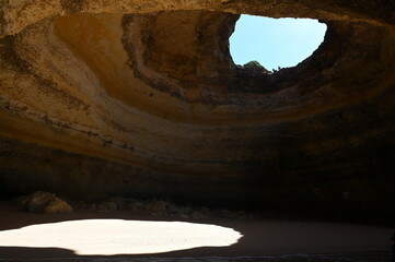 Höhle an der Küste bei Carvalho an der Algarve © Fotolyse