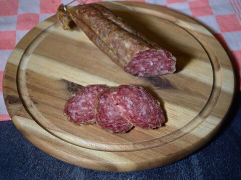  Ahle Wurst (auch Ahle Wurscht bzw. Worscht oder Ahle Woscht, in manchen Gegenden ebenso Rote Wurst)