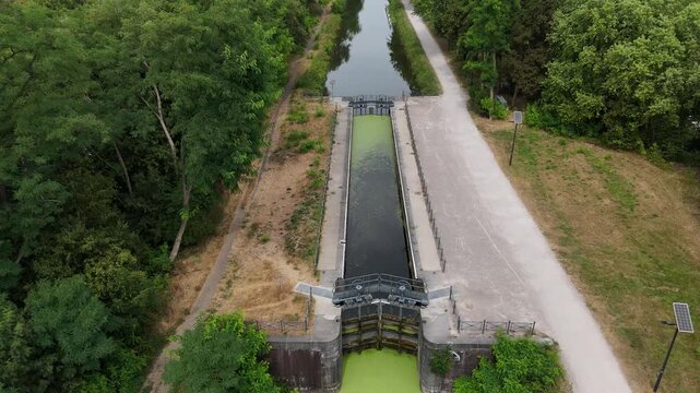 Le canal de Roubaix et une &eacute;cluse