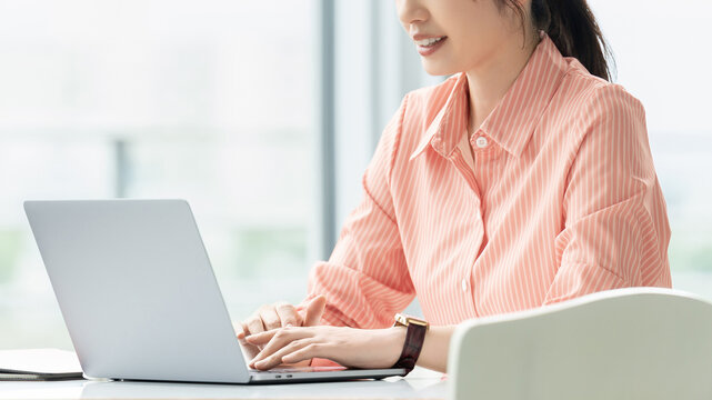 ノートパソコンを使う女性・ビジネスウーマン, Businesswoman Using a Laptop Computer