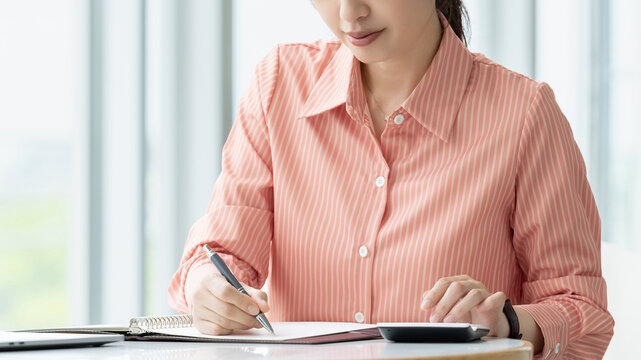 デスクワークをする女性ビジネスウーマン, Businesswoman Doing Desk Work