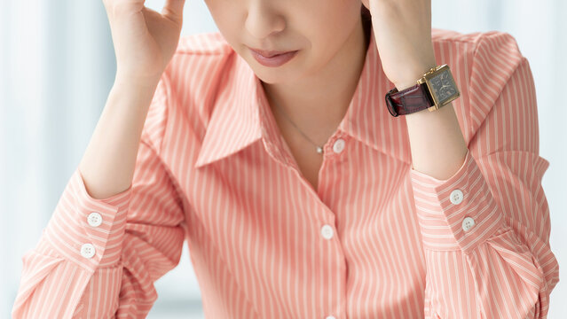 考え込む女性・ビジネスウーマン, Thoughtful Businesswoman