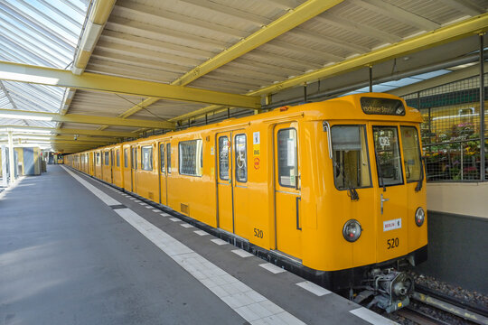 Zug der Linie U3, U-Bahnhof Onkel Toms H&uuml;tte, Zehlendorf, Berlin, Deutschland