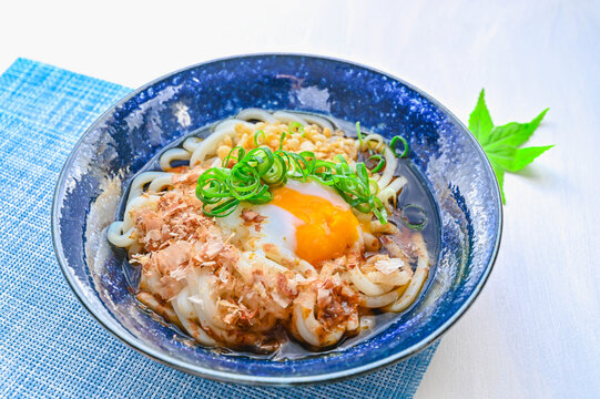 温泉卵と揚げ玉を添えたぶっかけうどん