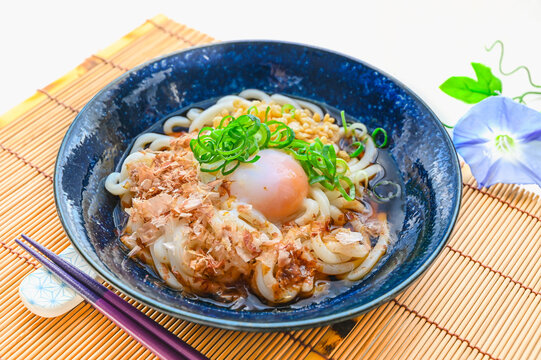 温泉卵と揚げ玉を添えたぶっかけうどん