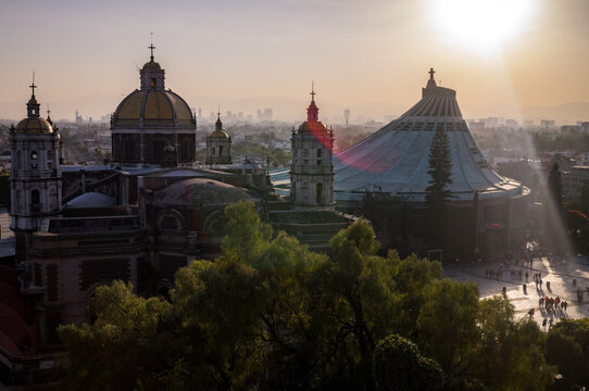 Sunset over Bas&iacute;lica Santa Mar&iacute;a de Guadalupe
and the city in Mexico City.