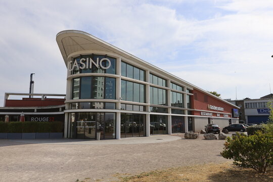 Casino, &eacute;tablissement de jeu, vue de l'ext&eacute;rieur, ville de Boulogne sur Mer, d&eacute;partement du Pas de Calais, France