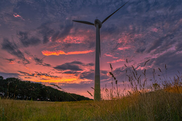 Obraz premium Windkraftanlage in der Dämmerung