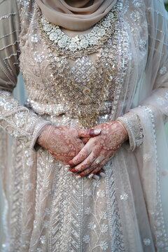  Traditional bridal hand design