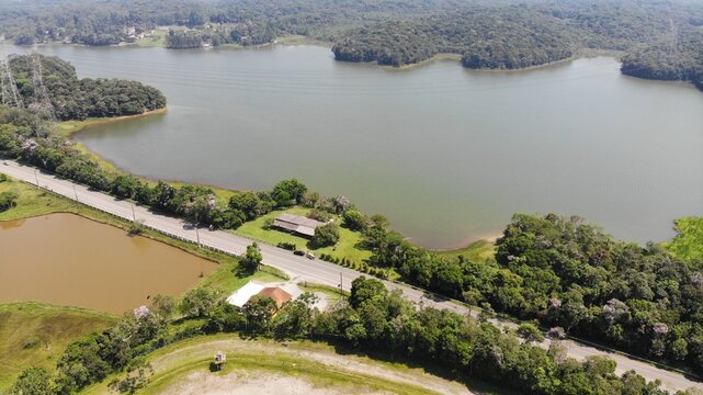 A represa Billings, em S&atilde;o 
Bernardo do Campo, cidade da regi&atilde;o da Grande S&atilde;o Paulo, Brasil,  em imagem a&eacute;rea obtida com sobrevoo de drone.