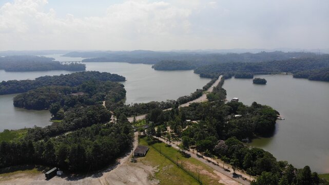 A represa Billings, em S&atilde;o 
Bernardo do Campo, cidade da regi&atilde;o da Grande S&atilde;o Paulo, Brasil,  em imagem a&eacute;rea obtida com sobrevoo de drone.