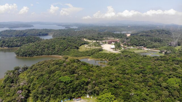 A represa Billings, em S&atilde;o 
Bernardo do Campo, cidade da regi&atilde;o da Grande S&atilde;o Paulo, Brasil,  em imagem a&eacute;rea obtida com sobrevoo de drone.