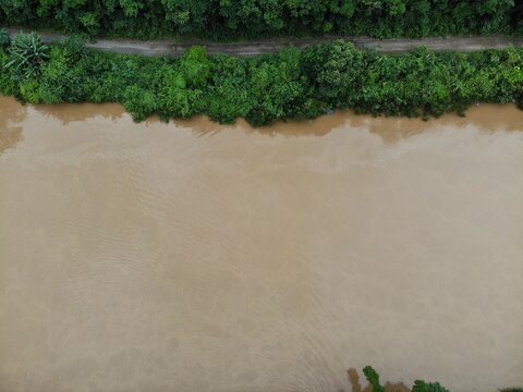 Uma estrada ao lado do rio Ribeira de Iguape vista de um drone, em Adrian&oacute;polis, estado do Paran&aacute;, Brasil	