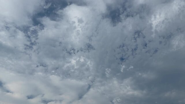 青空を覆う立体的な雲の景色