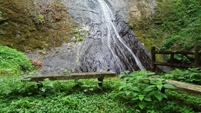 ドローンで撮る日本の風景　秘境に佇む静かなマイナスイオンあふれる清流　福井県 柳の滝　ゆっくり前進し滝に沿って上昇する空撮
