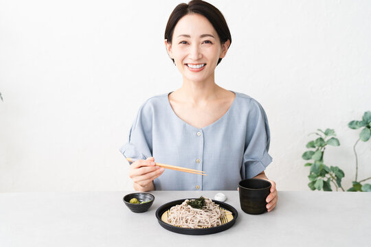 ざるそばを食べる女性　ライフスタイルイメージ