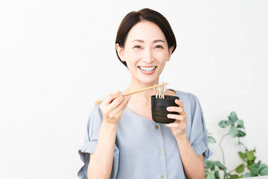 ざるそばを食べる女性　ライフスタイルイメージ