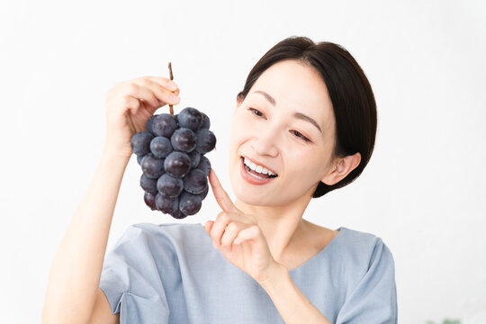 巨峰を食べる女性　食べ物イメージ
