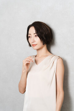 ポージングをするショートヘアの女性　ビューティイメージ
