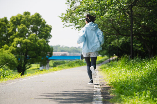 ランニングをする若い女性　スポーツイメージ