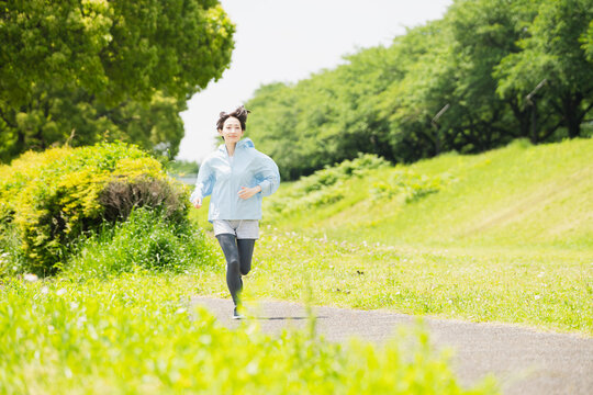 ランニングをする若い女性　スポーツイメージ