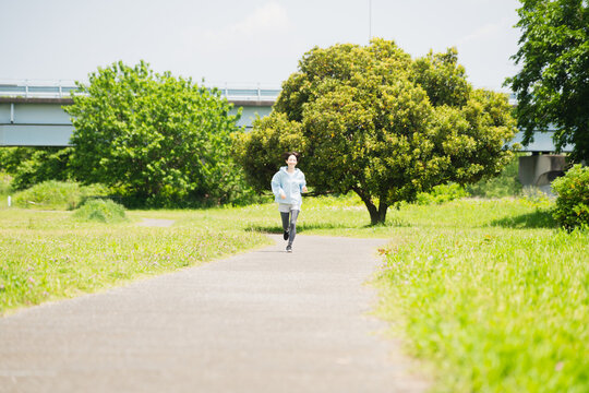 ランニングをする若い女性　スポーツイメージ