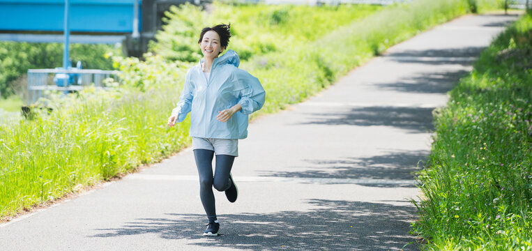 ランニングをする若い女性　スポーツイメージ