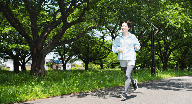 ランニングをする若い女性　スポーツイメージ
