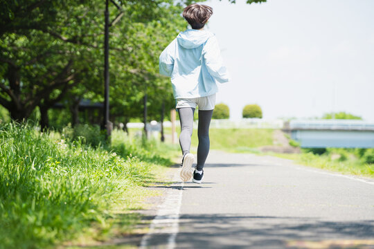 ランニングをする若い女性　スポーツイメージ