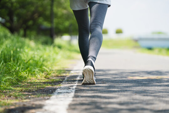 ランニングをする若い女性　スポーツイメージ