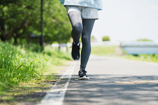 ランニングをする若い女性　スポーツイメージ