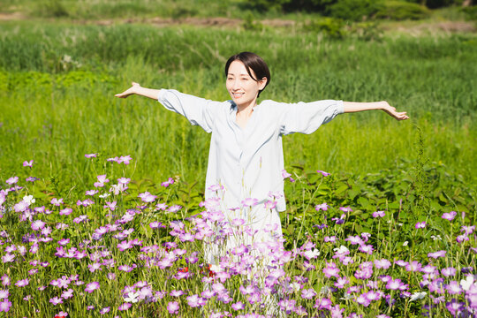屋外でストレッチをする若い女性　ライフスタイルイメージ